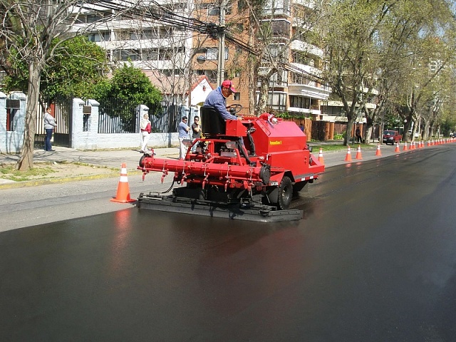 Самоходная машина для нанесения защитных текстурных эмульсий  PavementSaver 2